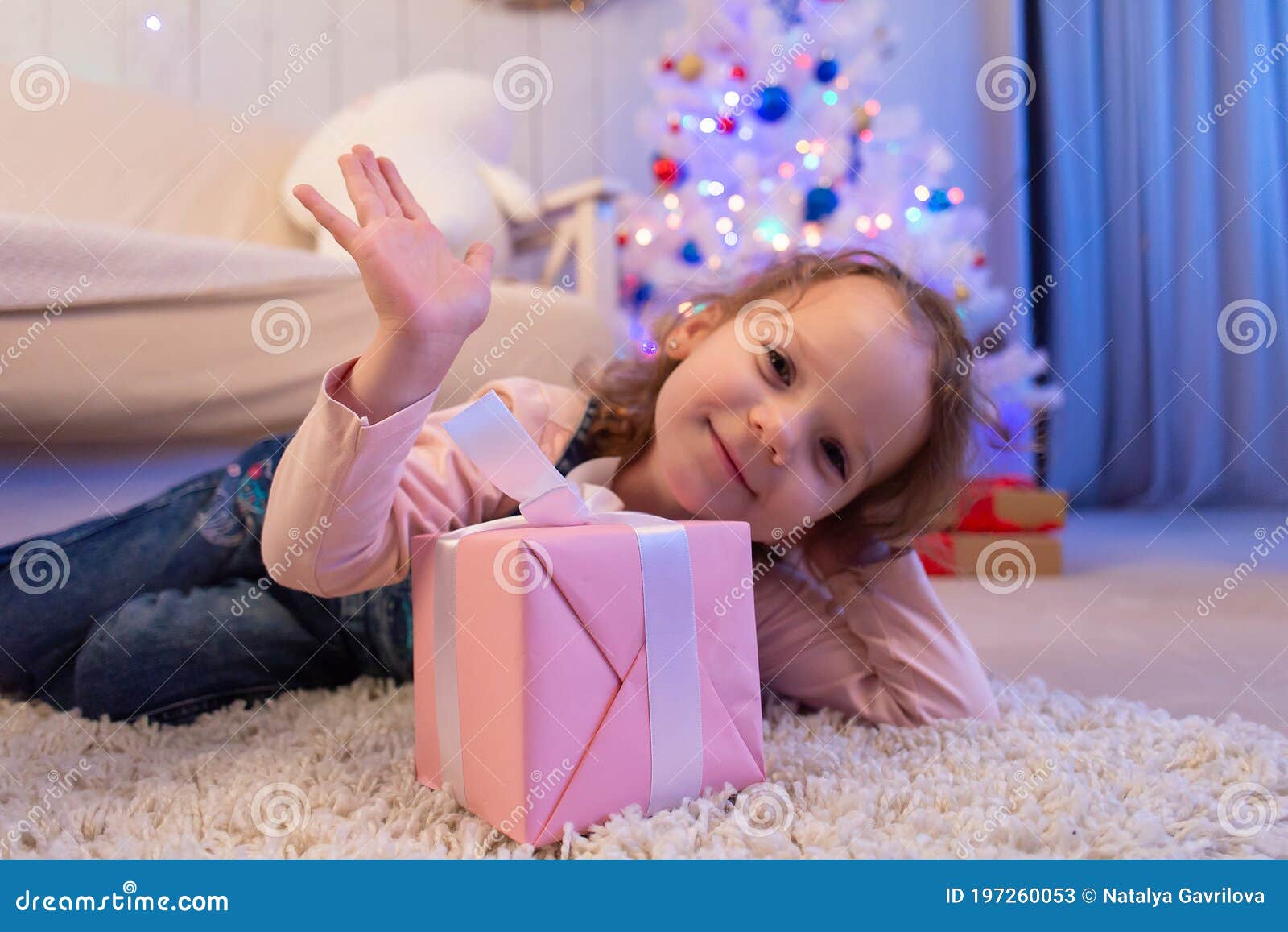 Peu Fille Bouclée Avec Le Cadeau, Noël Image stock - Image du maison,  curiosité: 197260053