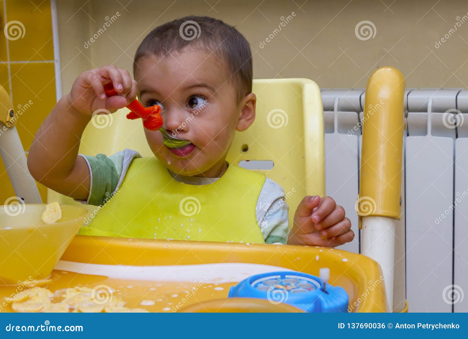 Peu Garcon D Enfant Apprend A Manger Au Children X27 Table De S Dans La Cuisine Le Bebe Mange Drole Peu Bebe Mange Avec Une So Photo Stock Image Du Cuvette