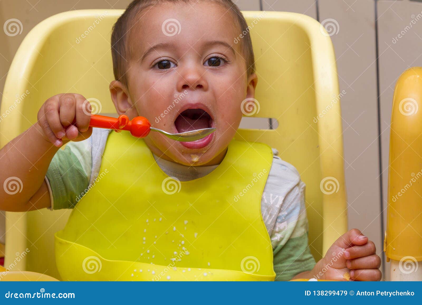 Peu Garcon D Enfant Apprend A Manger Au Children X27 Table De S Dans La Cuisine Le Bebe Mange Drole Peu Bebe Mange Avec Une So Image Stock Image Du Colore