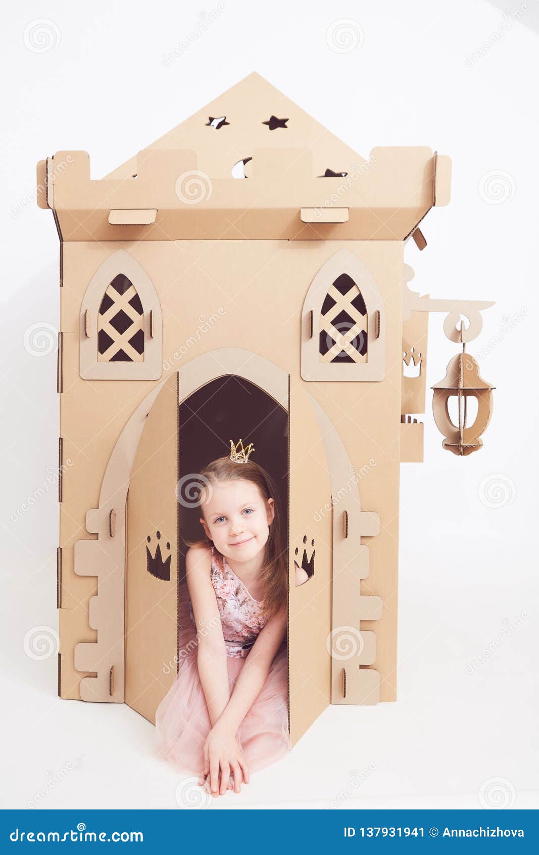 Peu Princesse Dans Le Jeu De Couronne Avec Son Château De Carton
