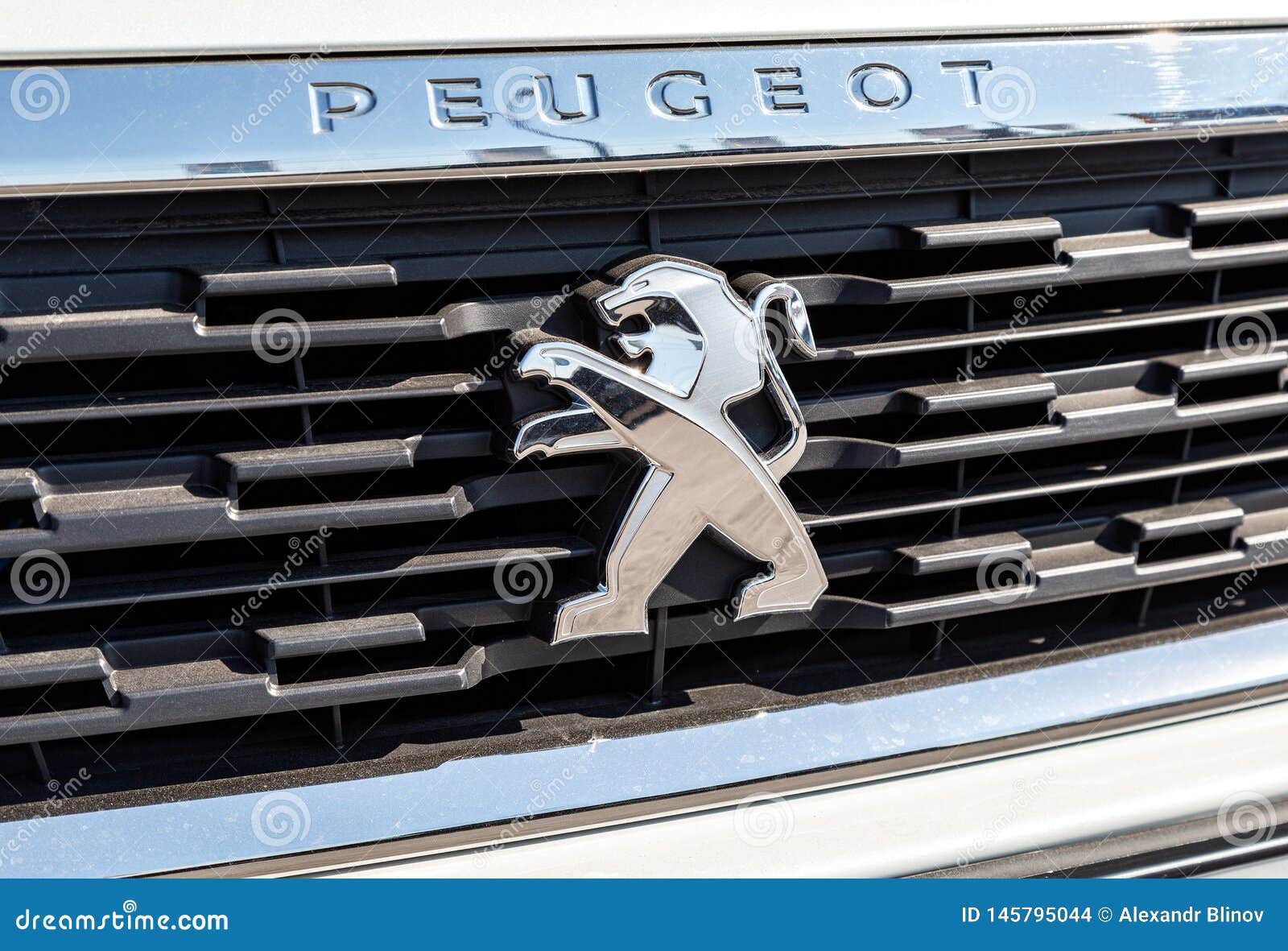 Peugeot-Logo auf dem Auto redaktionelles stockbild. Bild von firma