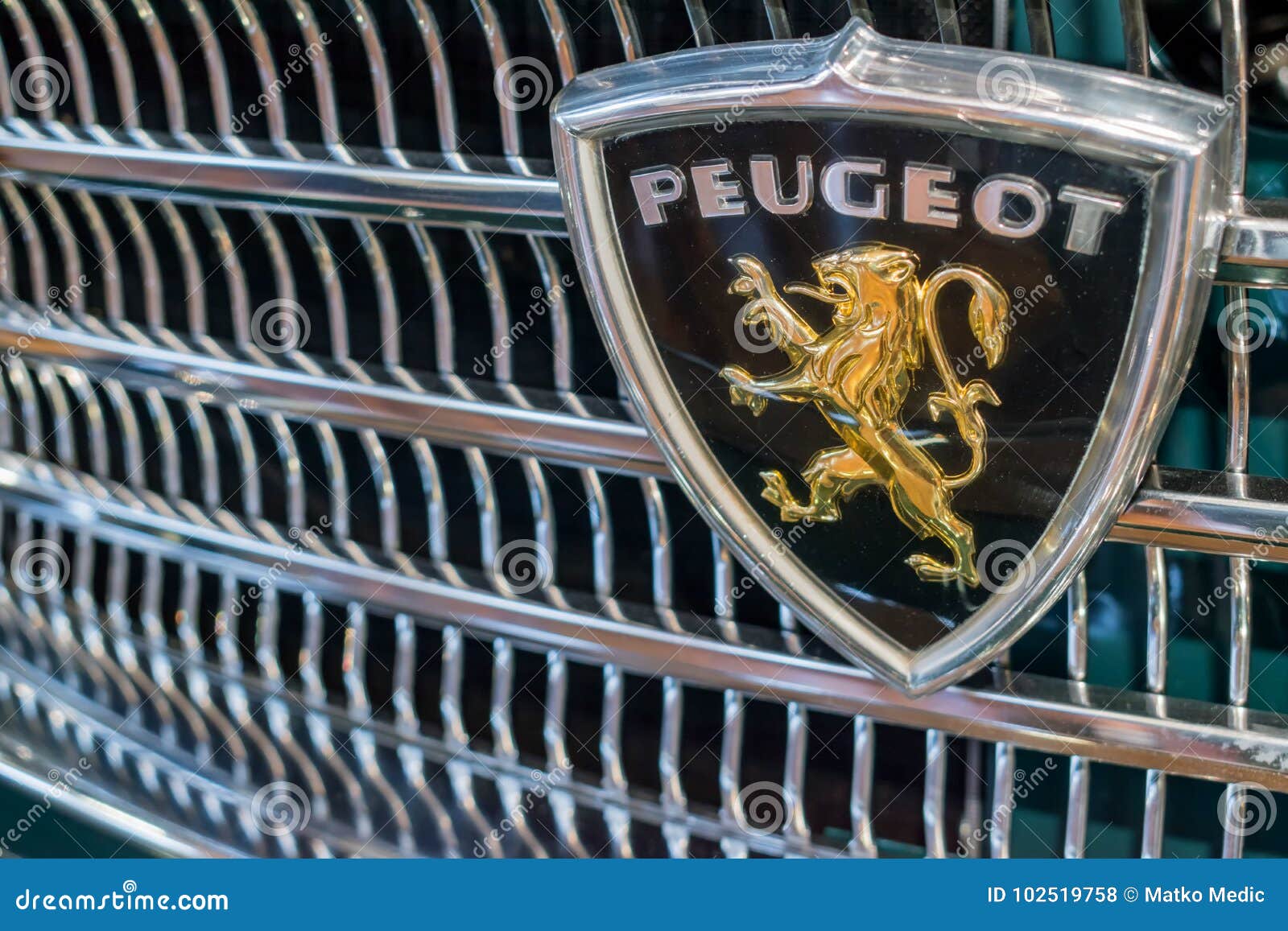 Peugeot Auto-Logo, Peugeot-Emblem vor Kühlergrill, Detailansicht, Altauto,  Schrottplatz, Metall-Recycling, Recycling von Altmetall, Metall  Stockfotografie - Alamy