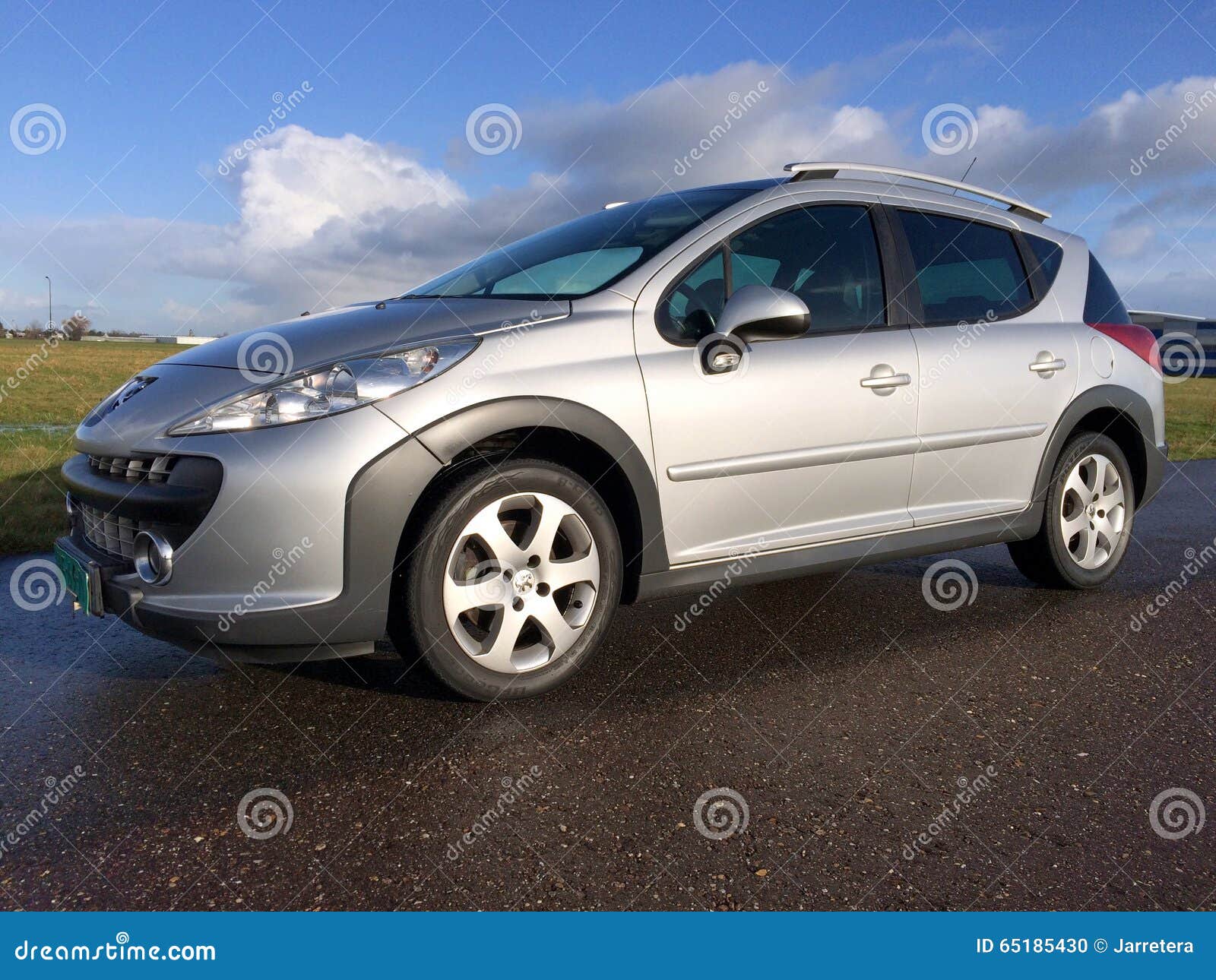 Peugeot 207 SW (estate) Sport Outdoor 1. 6 VTi XS Editorial Image - Image  of gray, outdoors: 65185430