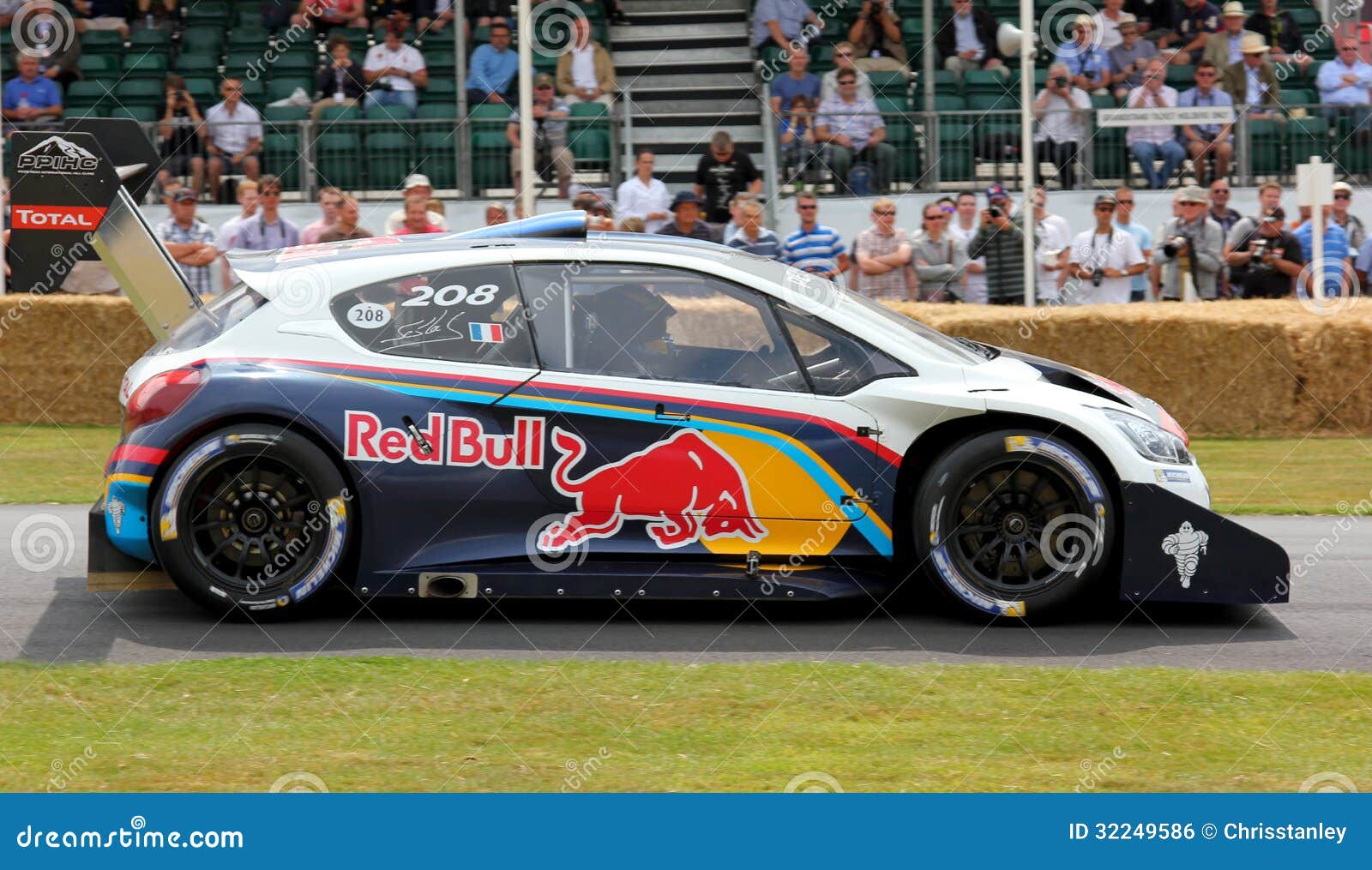 Peugeot 208 T16. Salita di punta della collina del luccio che vince Peugeot 208 con l'azionamento di Sebastian Loeb