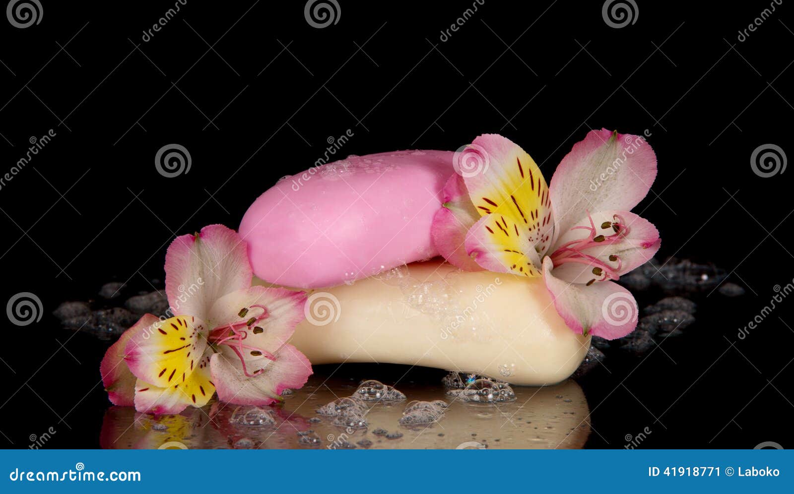 Pezzi di sapone bagnati con il fiore il alstroemeria. Pezzi di sapone bagnati con un fiore il alstroemeria isolato sul nero