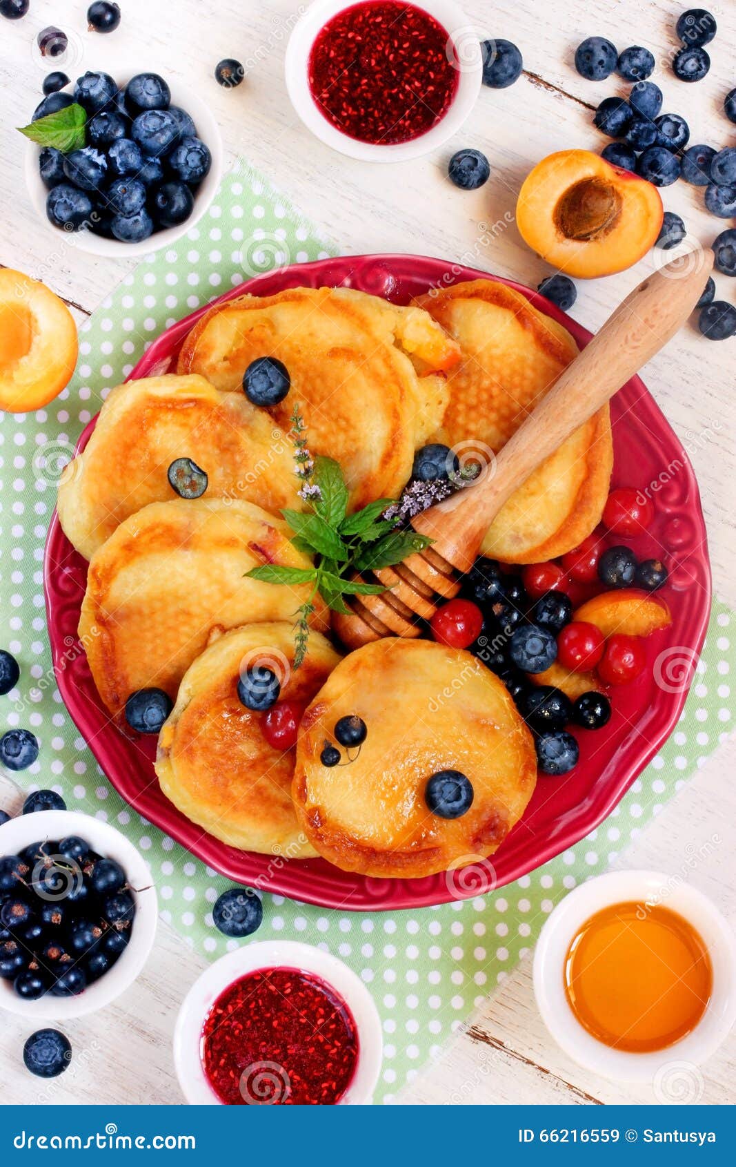 Pfannkuchen Mit Beeren, Frucht Und Honig Stockbild - Bild von saftig ...