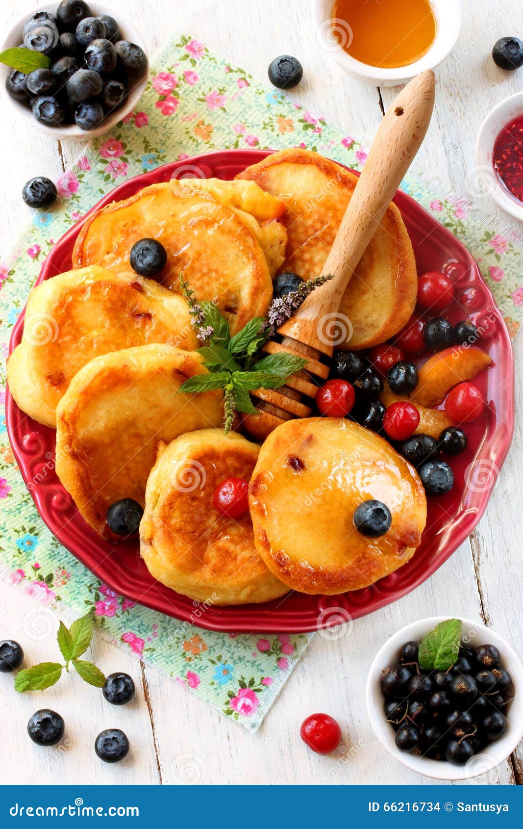 Pfannkuchen Mit Beeren, Frucht Und Honig Stockfoto - Bild von mehl ...