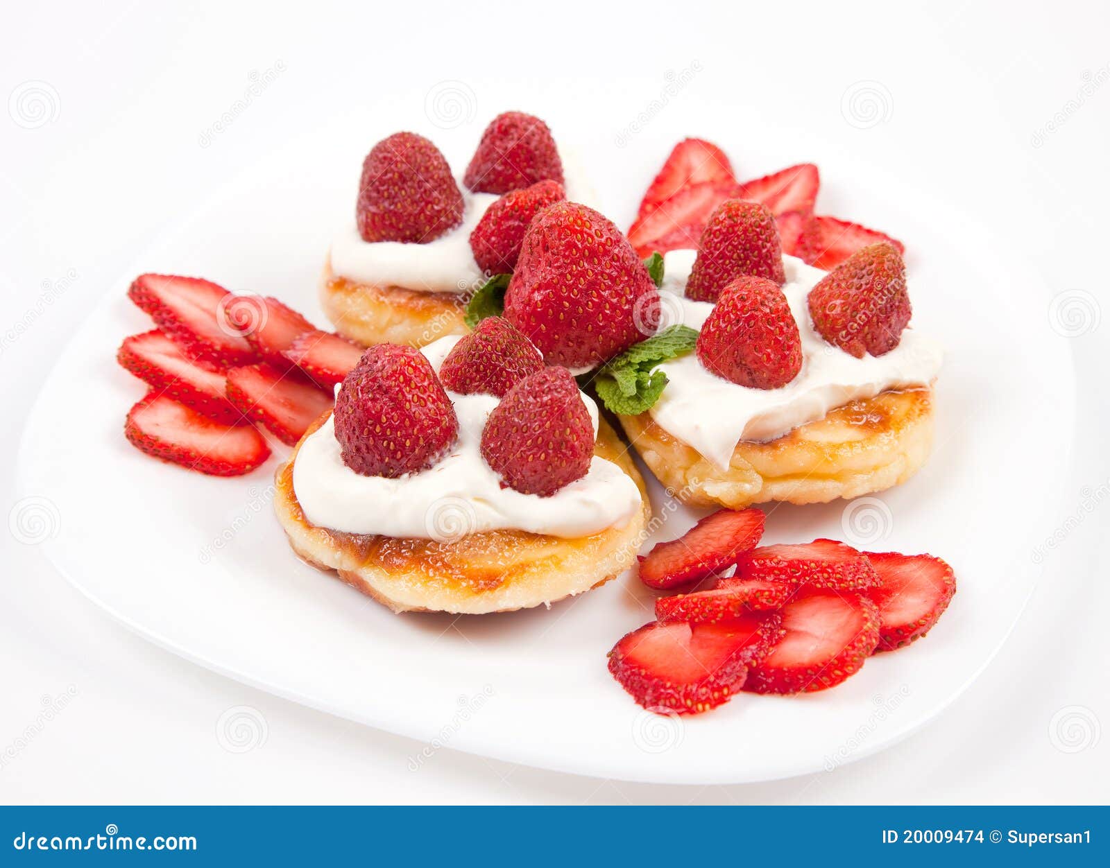 Pfannkuchen Mit Erdbeeren Und Sahne Stockfoto - Bild von stapel ...