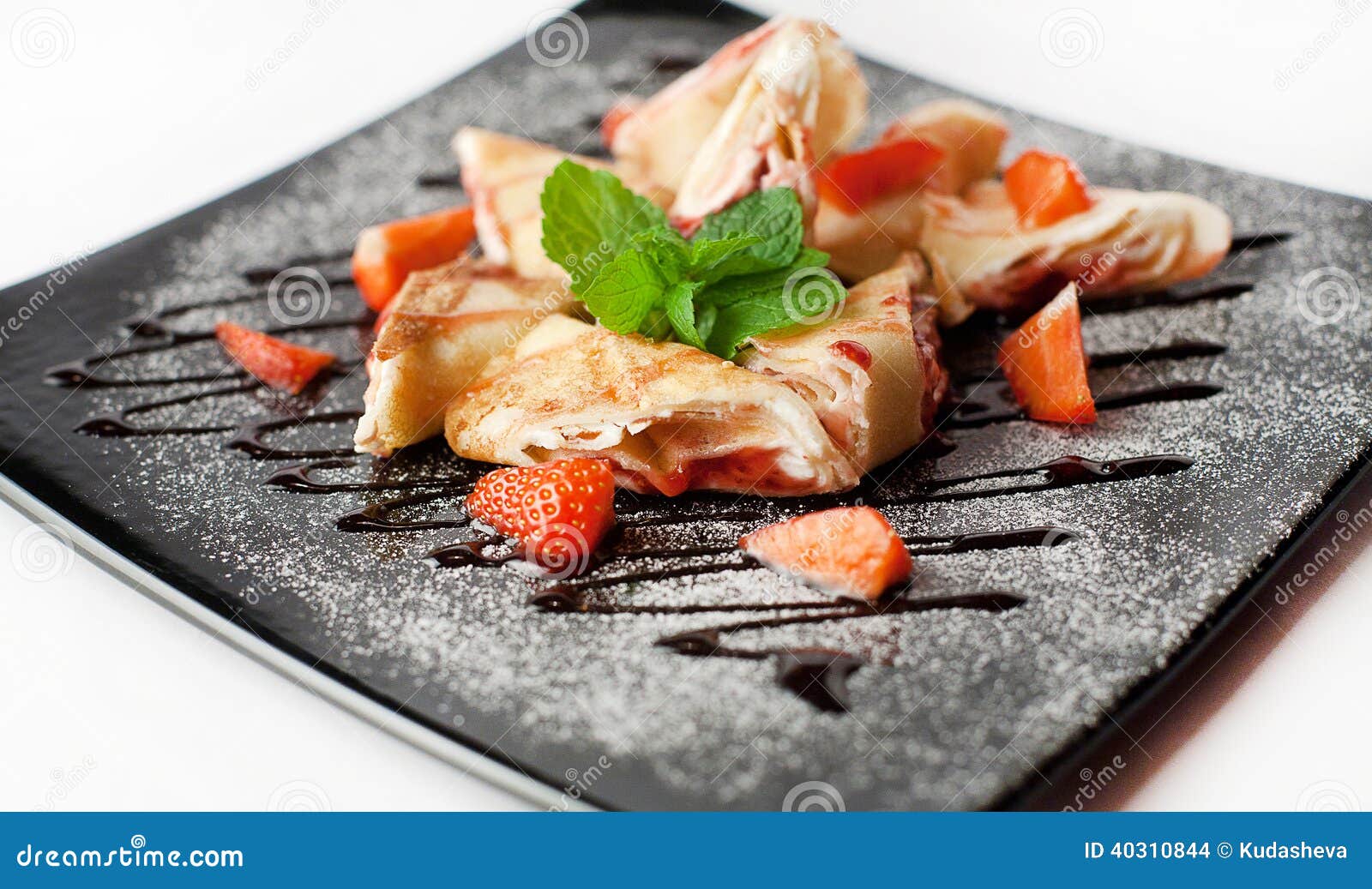 Pfannkuchen Mit Erdbeermarmelade Und Frischen Erdbeeren Stockfoto ...