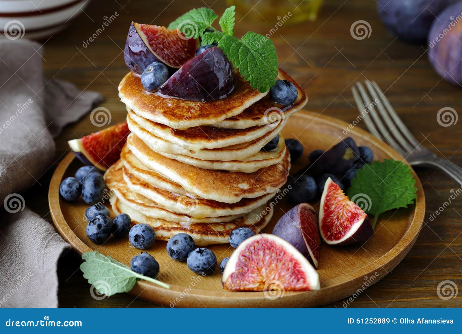 Pfannkuchen Mit Feigen Und Blaubeeren Stockbild - Bild von stapel ...