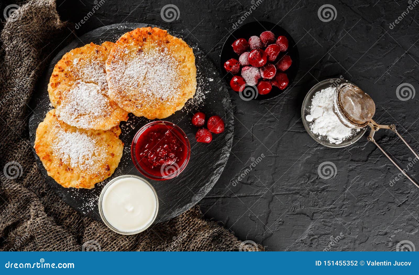 Pfannkuchen Mit Fruchtmarmelade, Kirschen, Sahne Und Puderzucker Auf ...