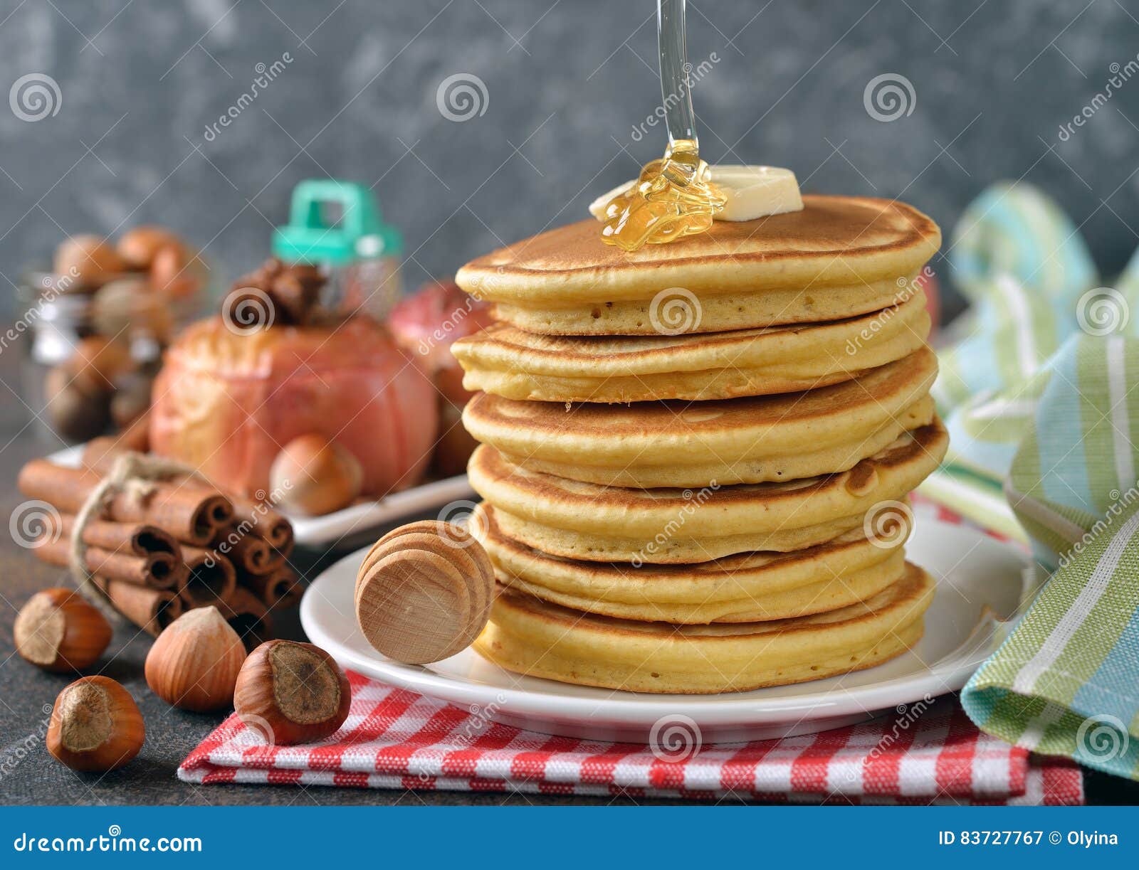 Pfannkuchen mit Honig stockbild. Bild von nachtisch, aperitif - 83727767