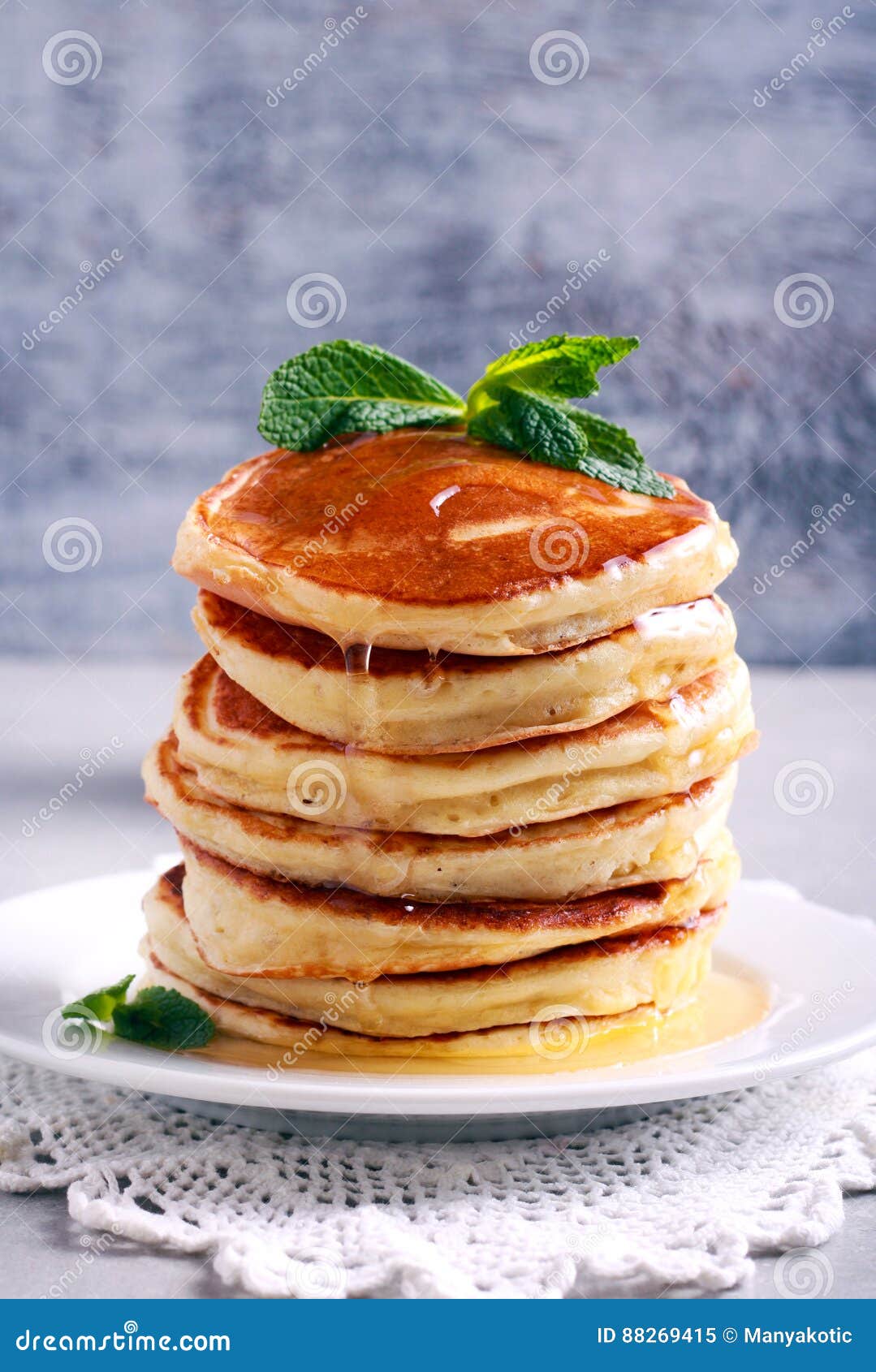 Pfannkuchen mit Honig stockbild. Bild von brunch, pfannkuchen - 88269415