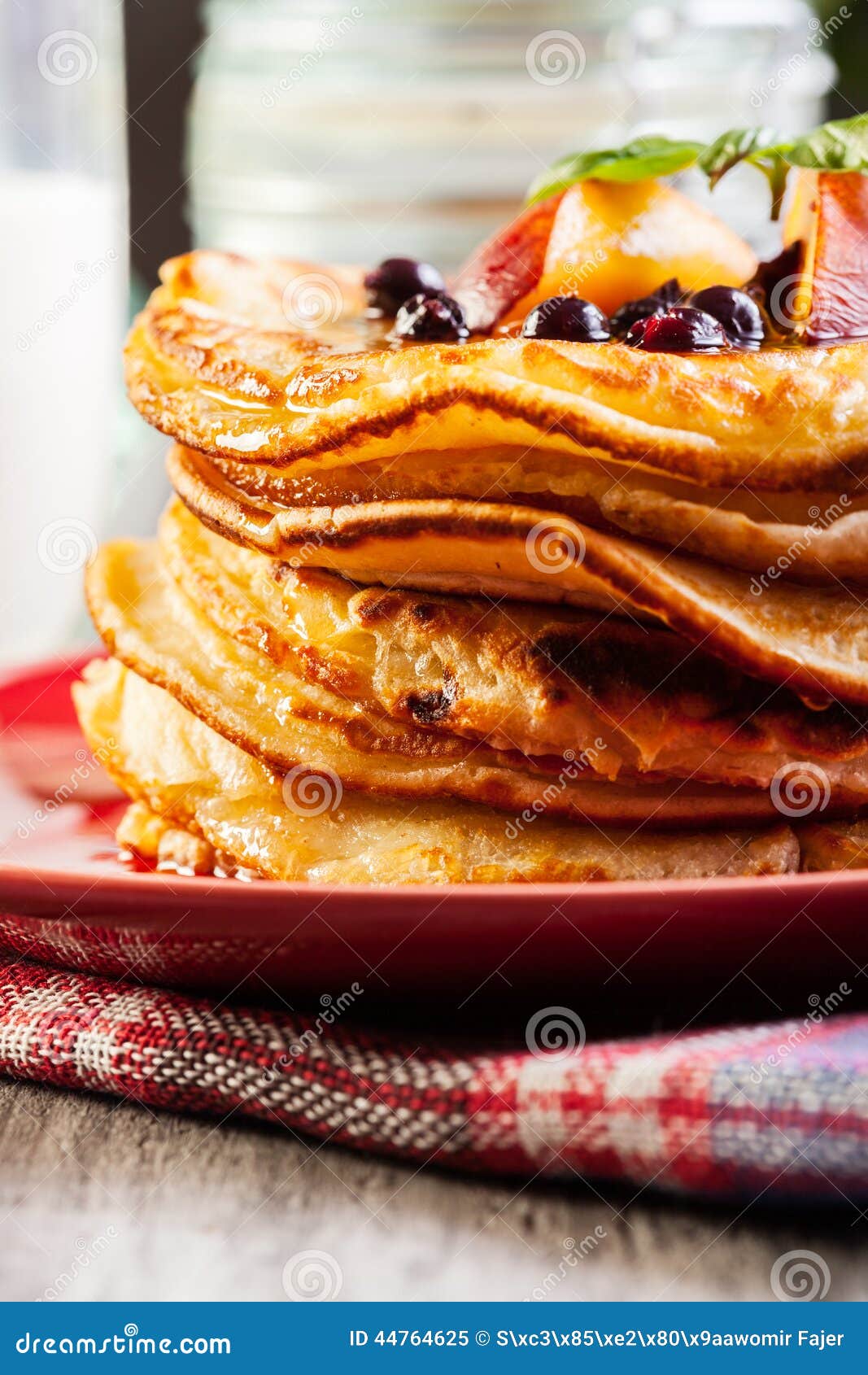 Pfannkuchen Mit Honigobst Und Milchglas Stockbild - Bild von ...