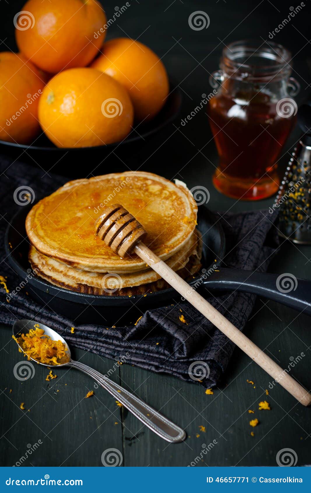 Pfannkuchen Mit Honig Und Orangen Stockbild - Bild von dunkel, küche ...