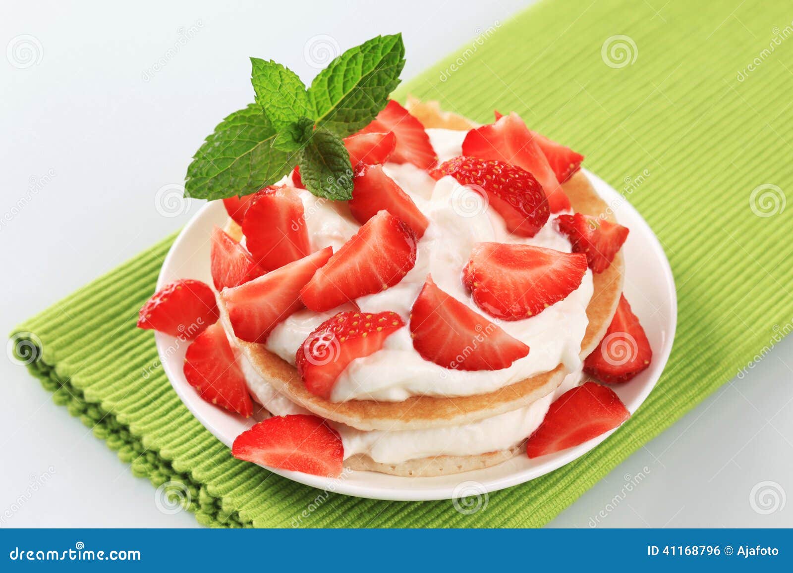 Pfannkuchen Mit Sahne Und Erdbeeren Stockfoto - Bild von frühstück ...