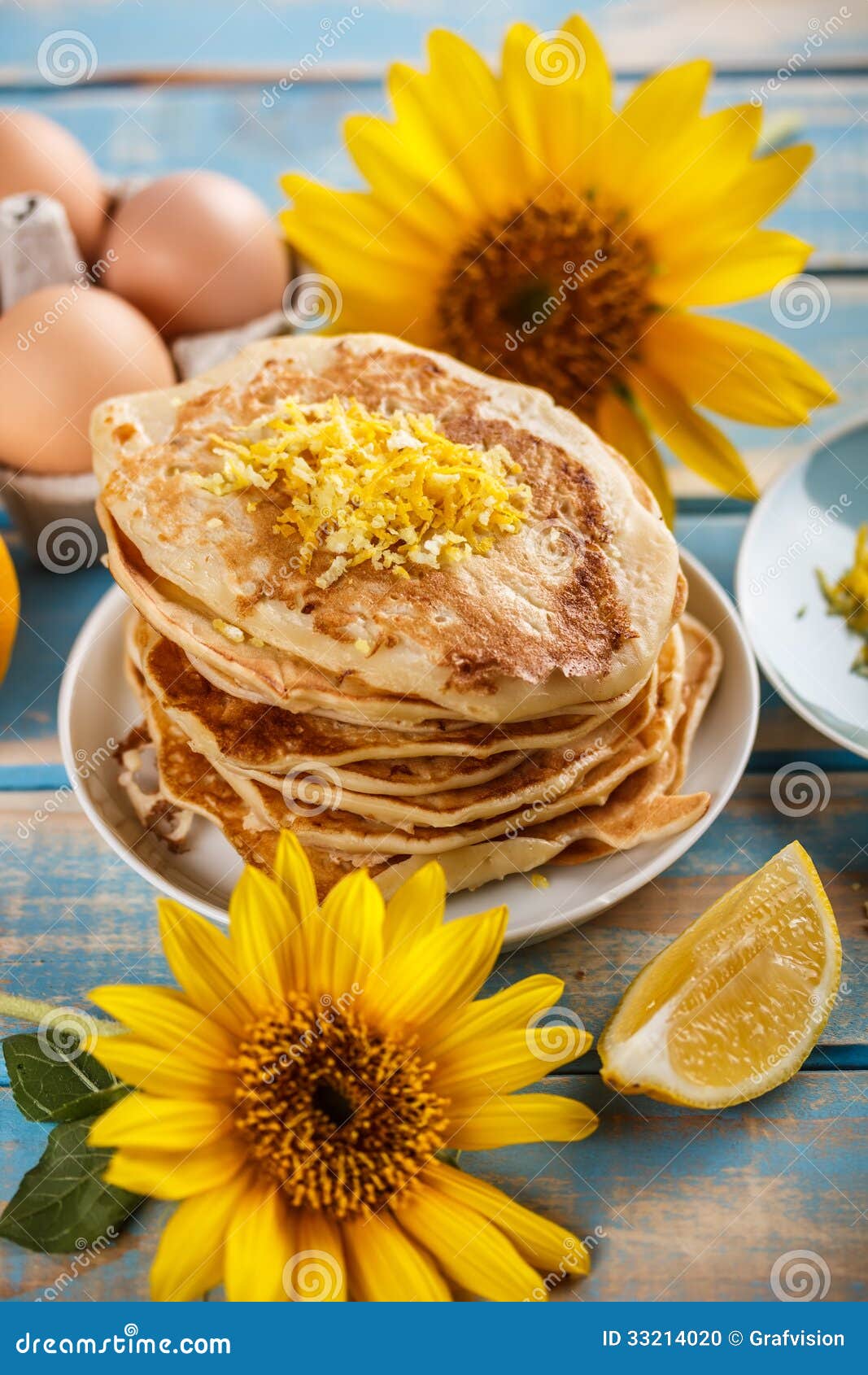 Pfannkuchen mit Zitrone stockfoto. Bild von gesund, platte - 33214020