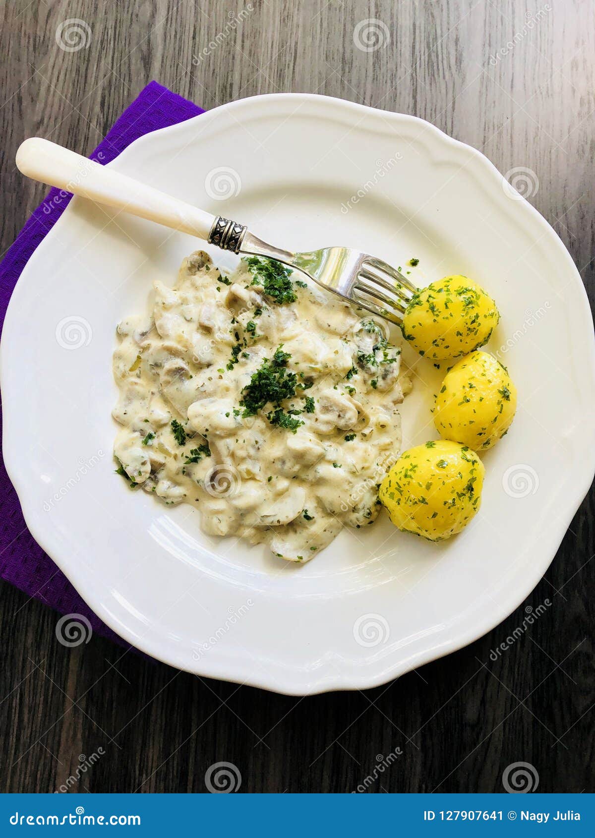 Pfifferlinge Eine Lacreme Mit Petersilienkartoffeln Stockbild - Bild ...