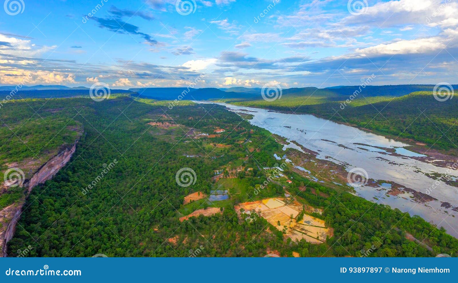 Pha Taem klippanationalpark. FlygfotograferingPha Taem nationalpark längs Mekonget River i det Ubon Ratchathani landskapet av Isan Thailand