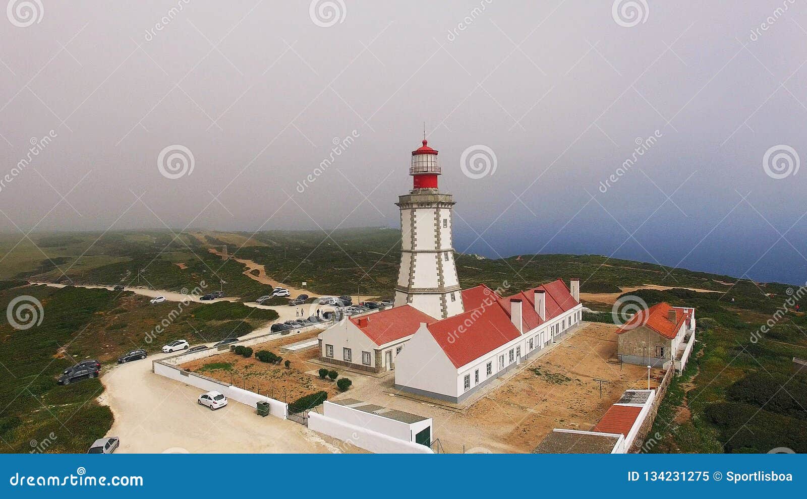 Phare de Cabo Espichel, Portugal. Cabo Espichel est un cap situé sur la côte occidentale de la paroisse civile de Castelo, municipalité de Sesimbra, dans le secteur portugais de SetÃºbal