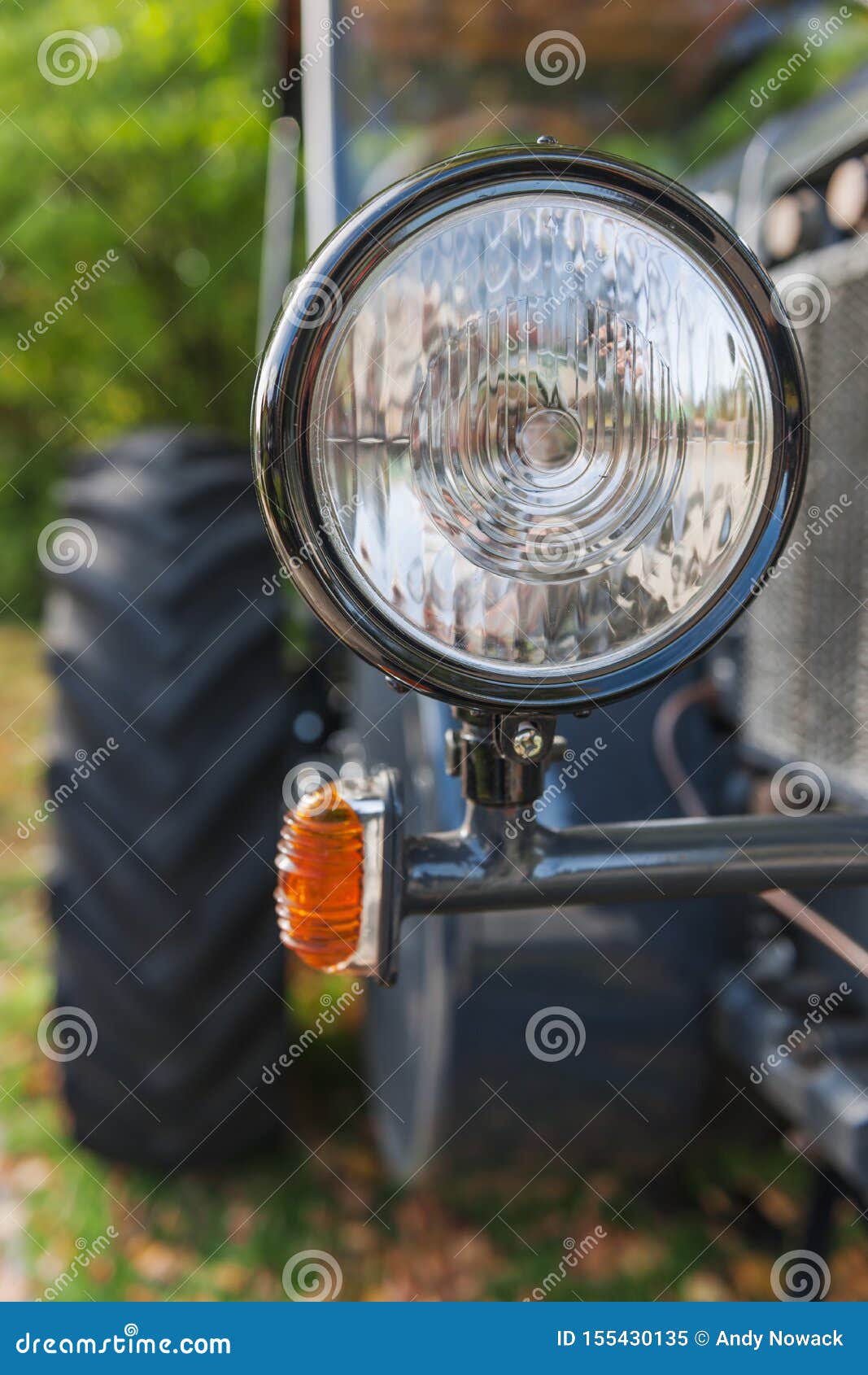 Phare Sur Le Vieux Tracteur Allemand Image stock - Image du extérieur,  voiture: 155430135