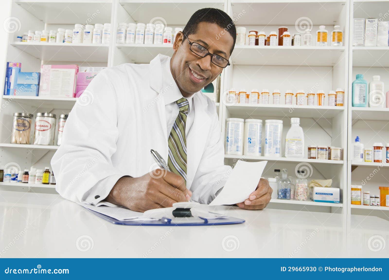 Pharmacien Masculin Working in Pharmacy Photo stock Image du adulte