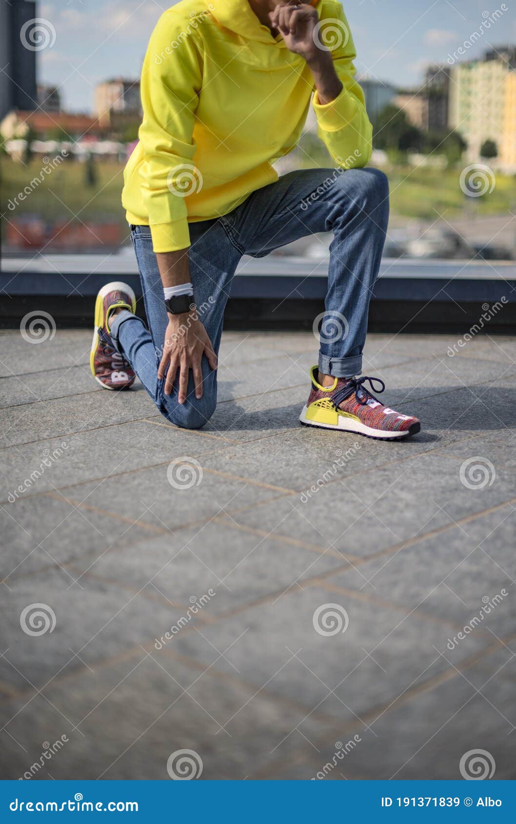 carbón Anciano Agacharse Pharrell Williams Human Race Body and Earth NMD by Adidas Editorial Stock  Image - Image of city, person: 191371839