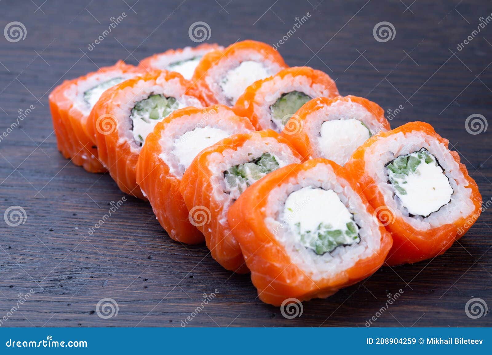 Traditionelle Philadelphia-maki Stockbild - Vom Sushi Bild von Haben a nahaufnahme: Japanische Gurke. Rohglas Und Nahrungsmittelsushirollen Frischen 208904259 käse, Lachsfrischkäse