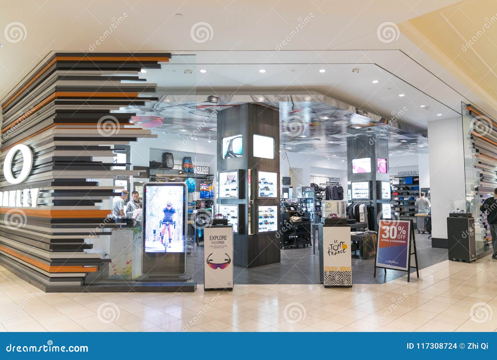 The Oakley Store in the ICON SIAM Shopping Mall. Editorial Stock Photo -  Image of accessories, commercial: 144751573