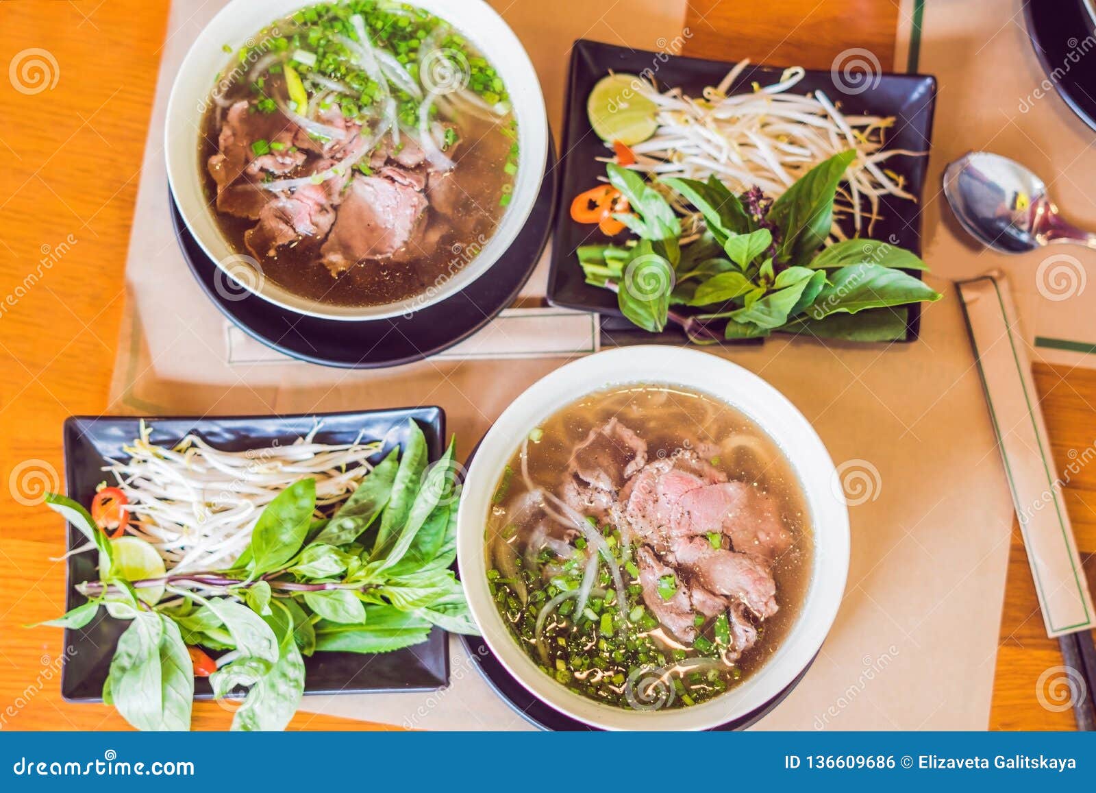 Pho Bo 越南新鲜的米线汤用牛肉 草本和辣椒越南 S国民盘库存照片 图片包括有男低音 洋葱