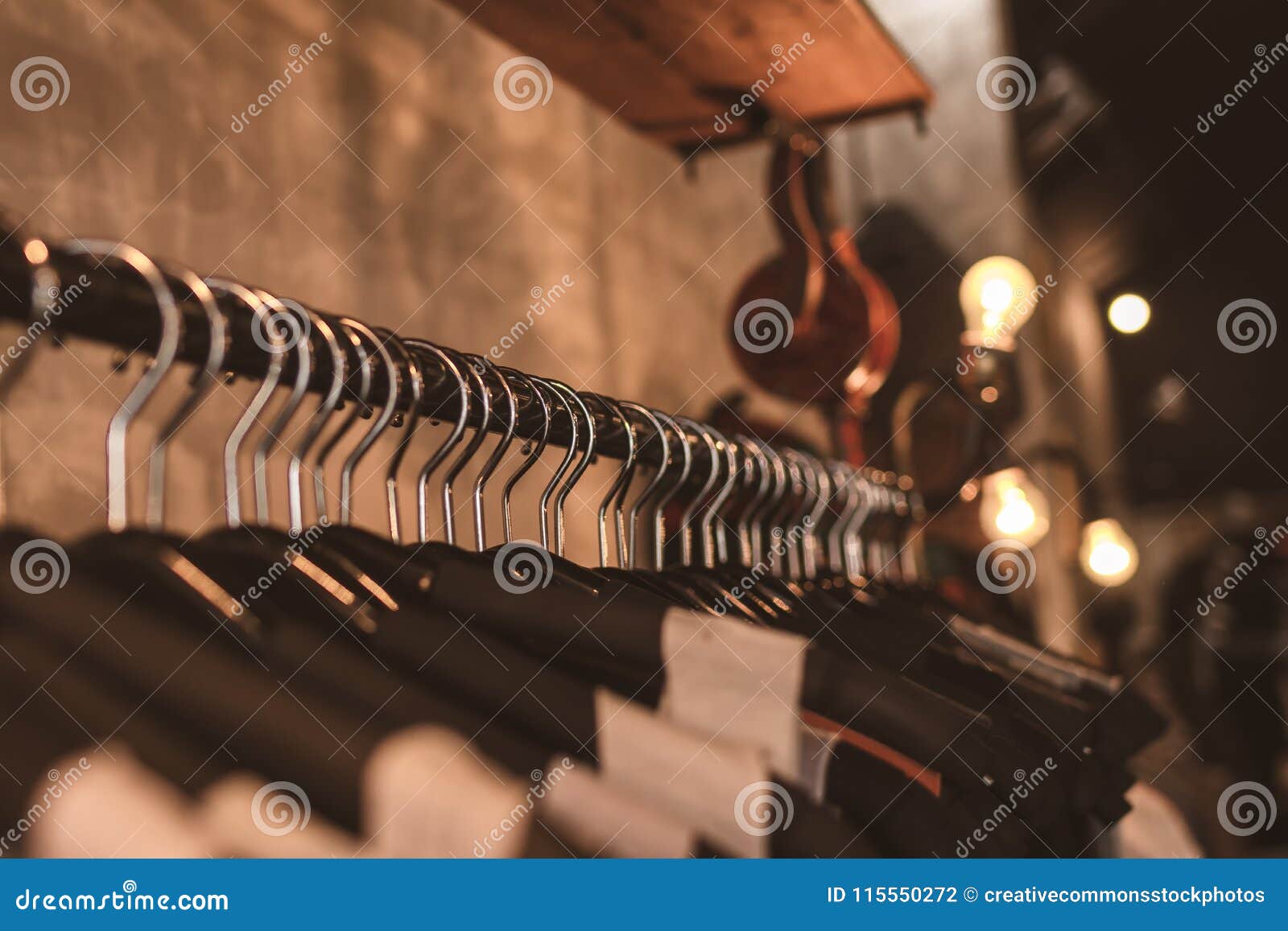 Aazon Basics Sli, Velvet, Non-Slip Suit Clothes Hangers, Black/Silver - Pack Of 100 Black - Foto 6