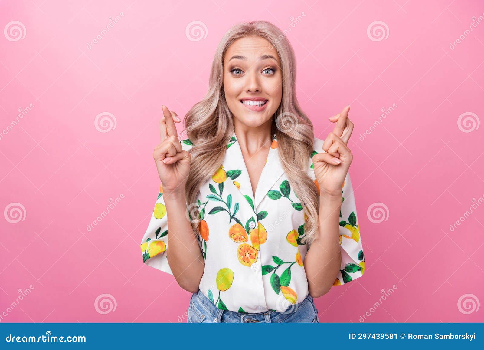 3. Wavy Blonde Hair Girl High Resolution Stock Photography and Images - Alamy - wide 9