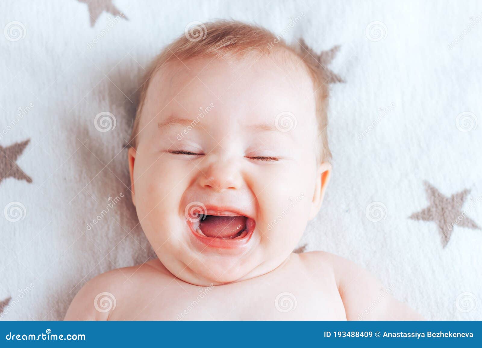 Photo D Un Bebe Avec Emotion Gay Un Nouveau Ne Avec Des Yeux Bleus Et Des Cheveux Blonds Couche Sur Une Couverture Legere Avec Le Image Stock Image Du Bonheur Enfant Photo D Un Bebe Avec Emotion Gay Un Nouveau Ne Avec Des Yeux Bleus Et Des Cheveux Blonds Couche Sur Une Couverture Legere Avec Le Image Stock Image Du Bonheur Enfant