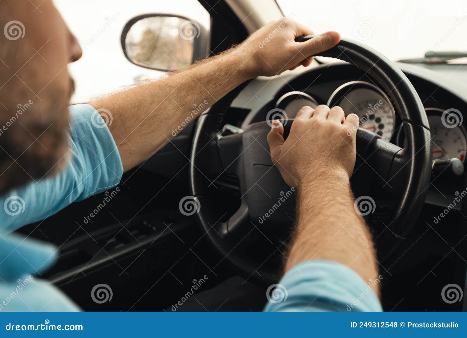 Personne Poussant Le Klaxon Tout En Conduisant Assis Sur Un Volant Appuyez  Sur Le Klaxon De La Voiture Pour Avertir Les Autres Personnes Dans Le  Concept De La Circulation