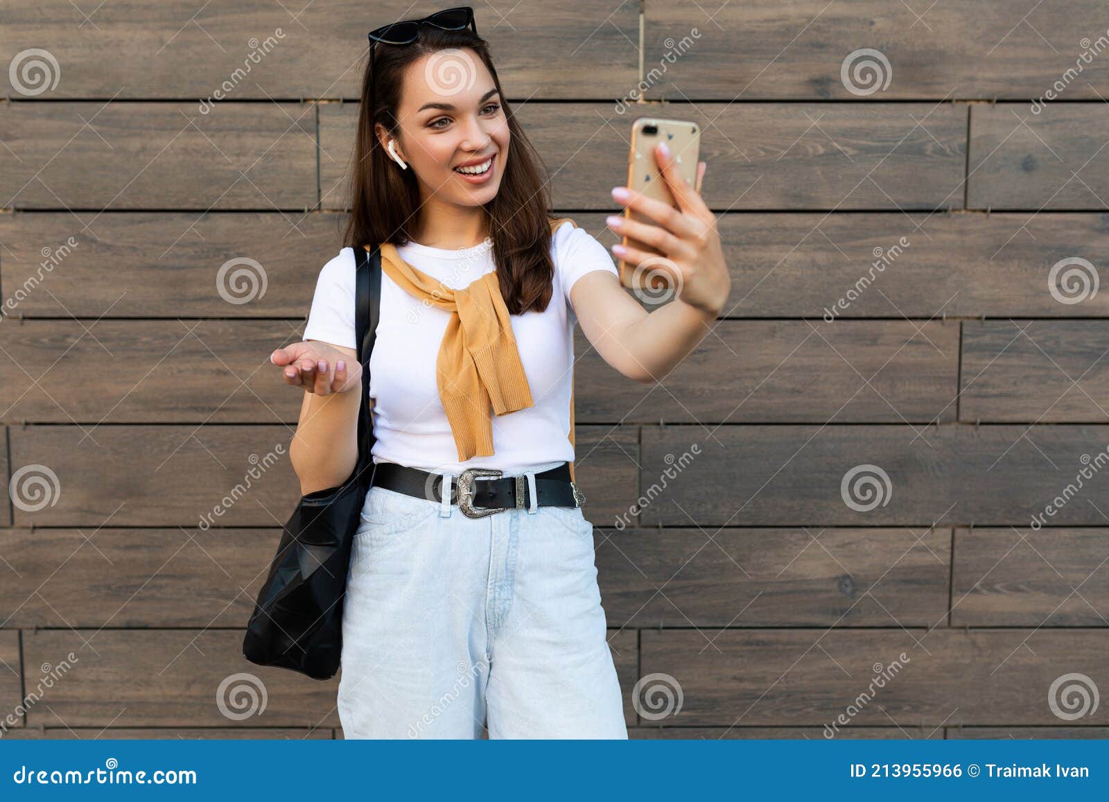 Photo D'une Belle Jeune Femme En Tenue Décontractée Debout Dans La Rue  Communiquant Par Téléphone Portable Photo stock - Image du populaire,  célébrité: 213955966