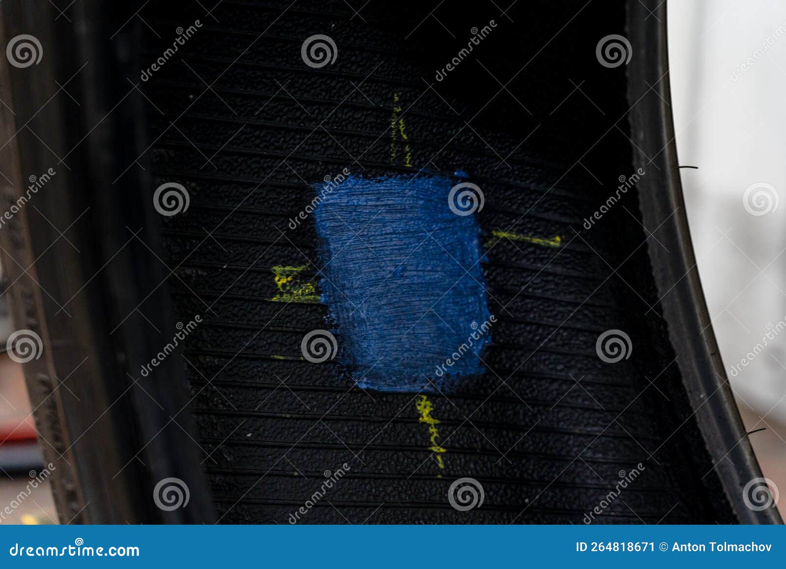 Photo De Fermeture Du Pneu De Voiture Perforé Avec Colle Pour Patch.  Montage De Pneus Image stock - Image du noir, fuite: 264818671