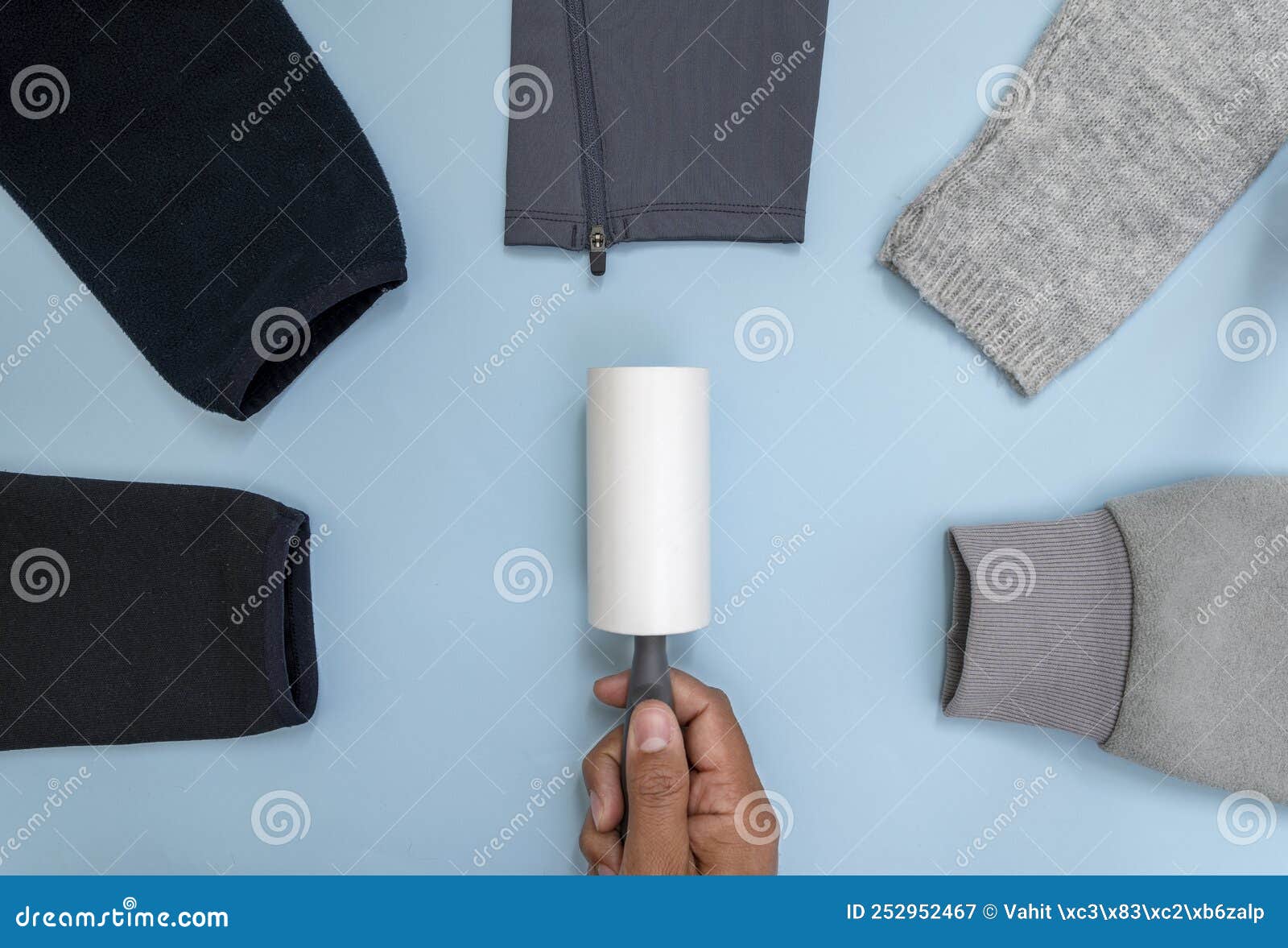 Photo De Gros Plan Du Rouleau à Peluche Collant Ou De L'épilateur De  Cheveux Et Vêtements Produits De Différents Types De Matériau Image stock -  Image du soin, fourrure: 252952467