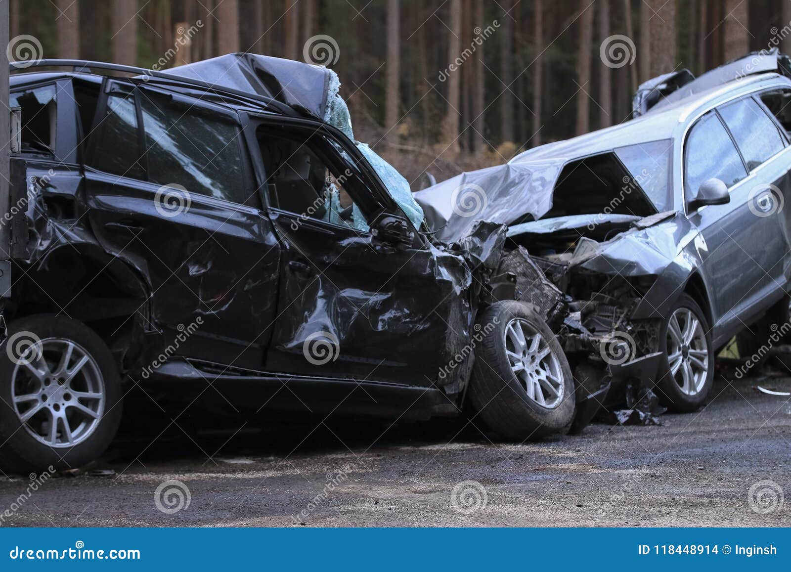 Très Lourdement Usé Pneus De Voiture Trous Closeuse. Le Concept De Sécurité  Automobile L'impossibilité D'entretien Et De Réparatio Image stock - Image  du lecteur, route: 248054595