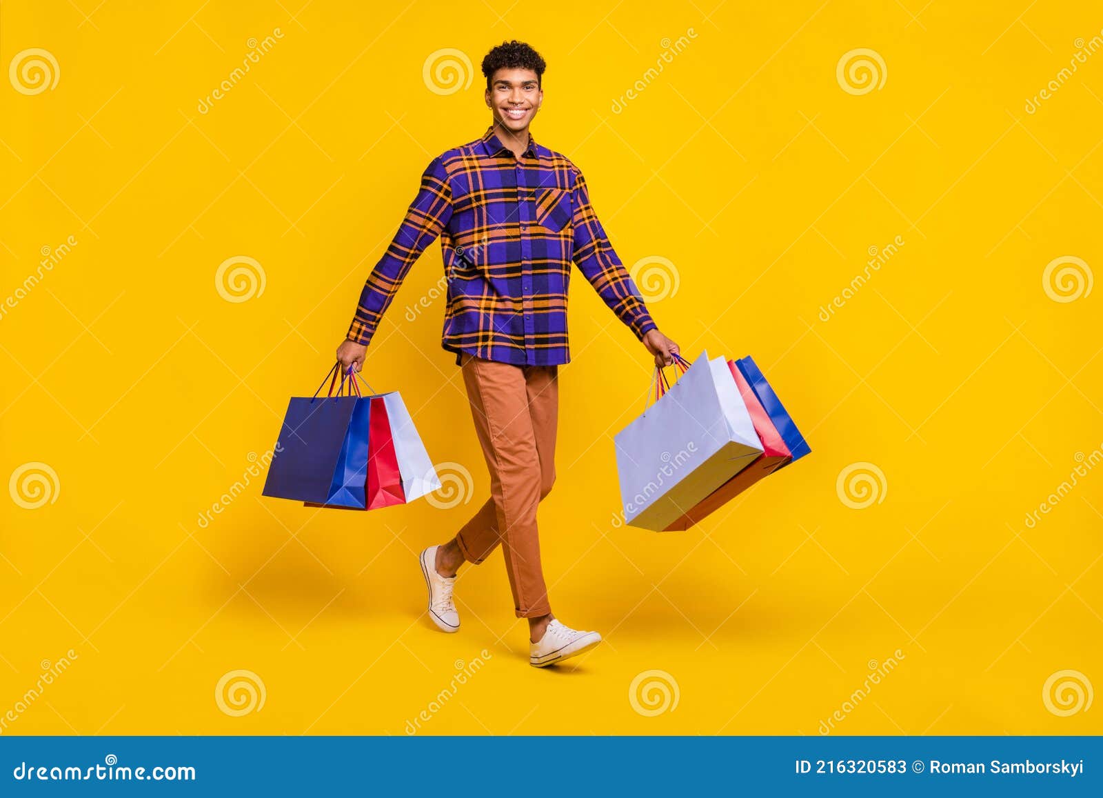 Portrait De Mec Mignon Positif Tenir Une Grande Boîte-cadeau Sourire  Rayonnant Sur Fond Jaune