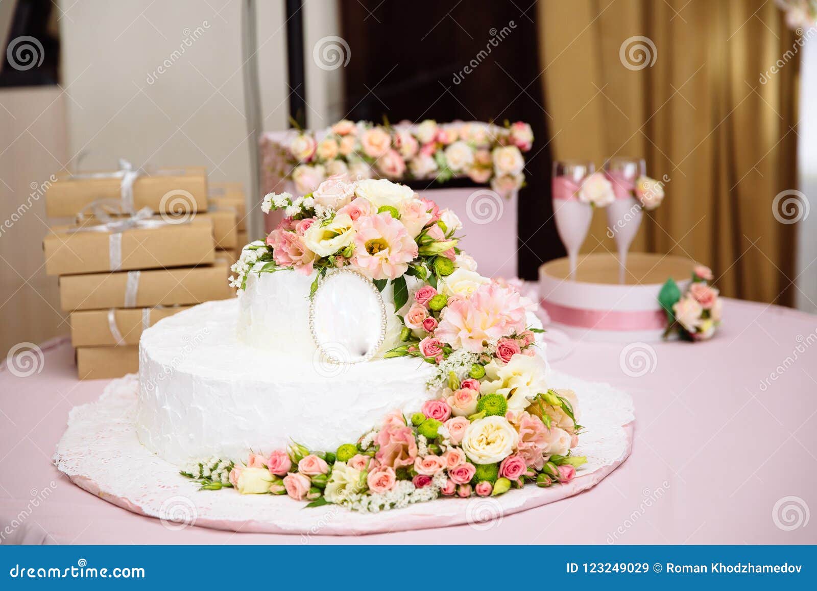 Photo En Gros Plan D Un Gateau De Mariage Decore Des Fleurs Fraiches Une Table De Mariage Dessert Idees Pour Celebrer Un Maria Image Stock Image Du Rustique Glace Photo En Gros Plan D Un Gateau De Mariage Decore Des Fleurs Fraiches Une Table De Mariage Dessert Idees Pour Celebrer Un Maria Image Stock Image Du Rustique Glace