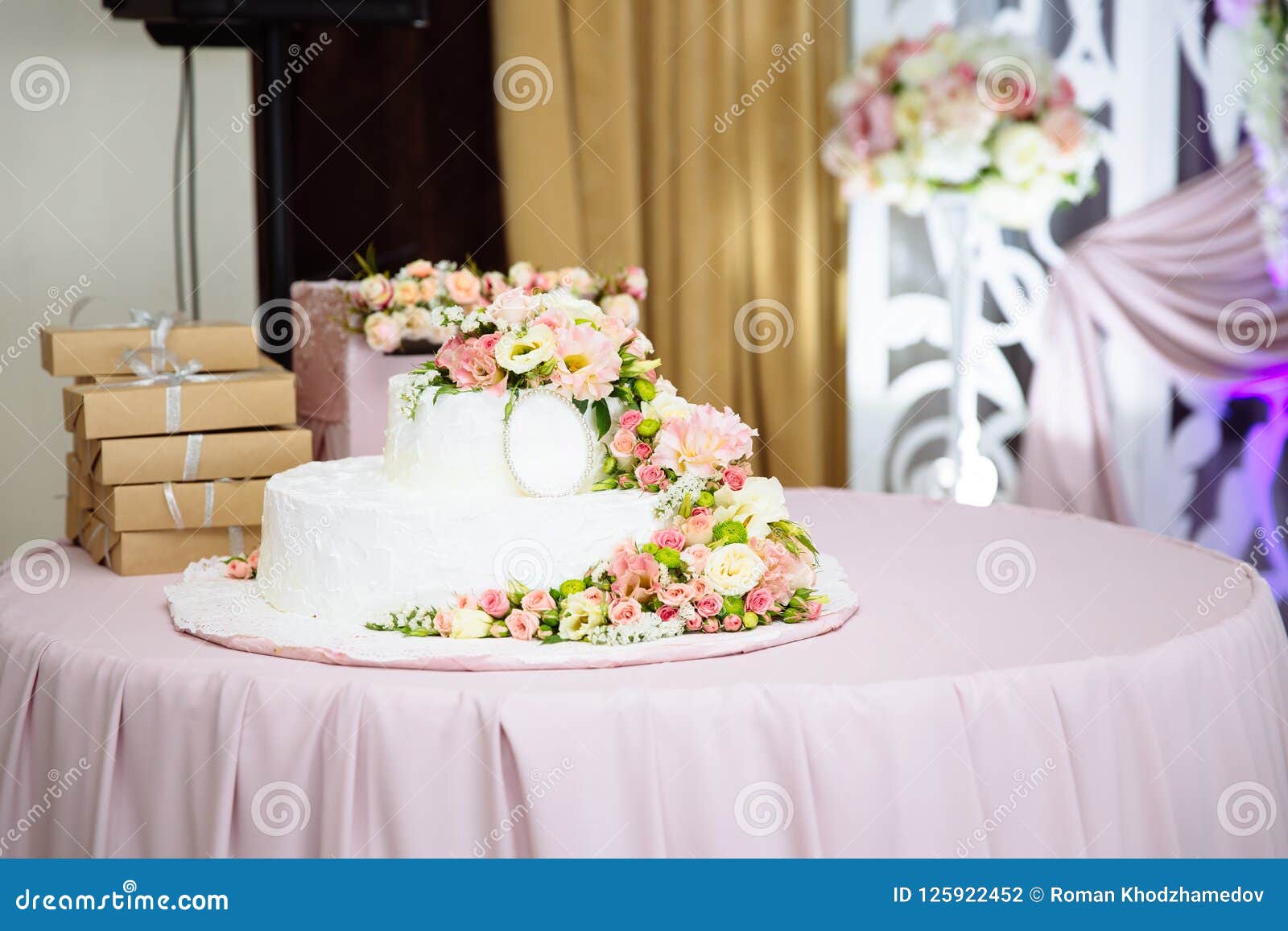 Photo En Gros Plan D Un Gateau De Mariage Decore Des Fleurs Fraiches Une Table De Mariage Dessert Idees Pour Celebrer Un Maria Photo Stock Image Du Celebrez Mangez Photo En Gros Plan D Un Gateau De Mariage Decore Des Fleurs Fraiches Une Table De Mariage Dessert Idees Pour Celebrer Un Maria Photo Stock Image Du Celebrez Mangez