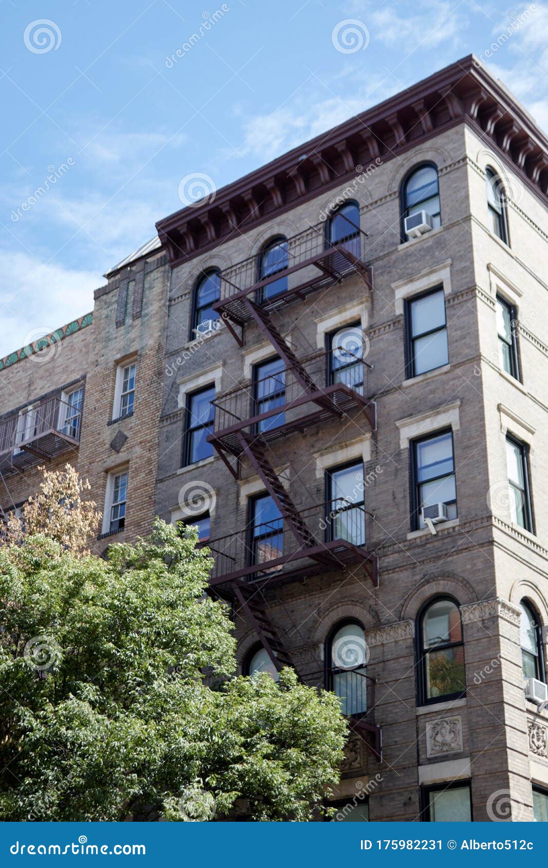 Friends apartment building hi-res stock photography and images - Alamy