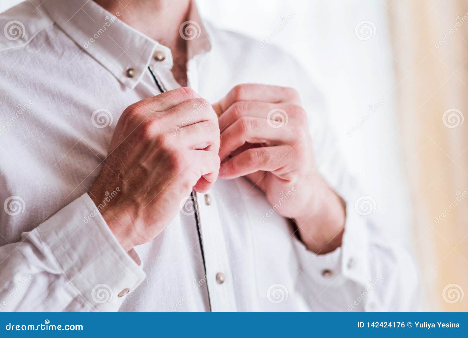 Snazzy Matematisk Synslinie Man Buttoning the Top Button on the Shirt Stock Photo - Image of indoors,  inside: 142424176