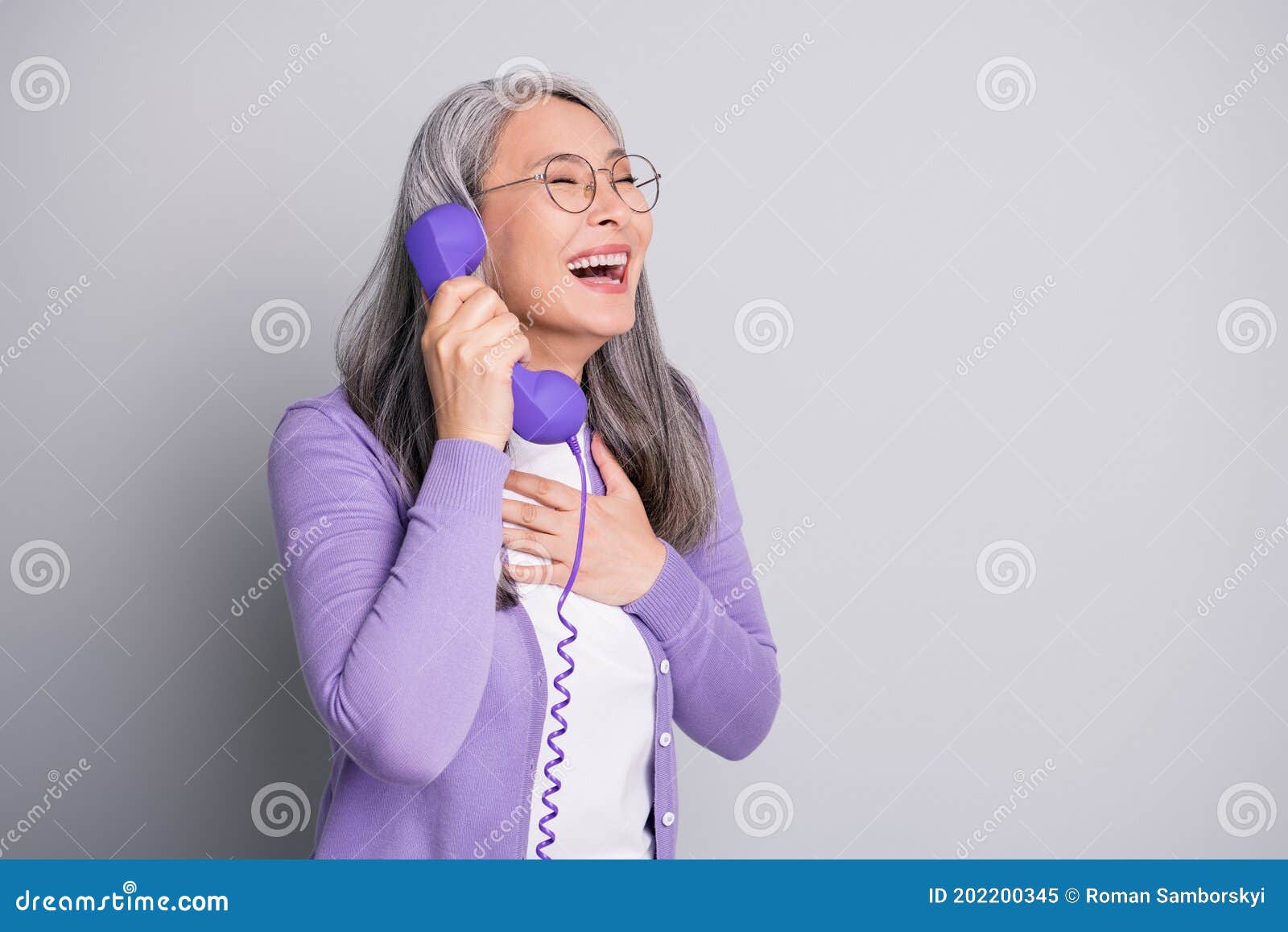 Photo Portrait Of Elder Funny Laughing Woman Smiling Talking On Old