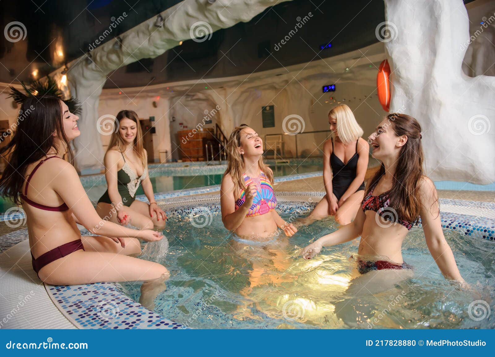 Sexy Chicks Hot Tub