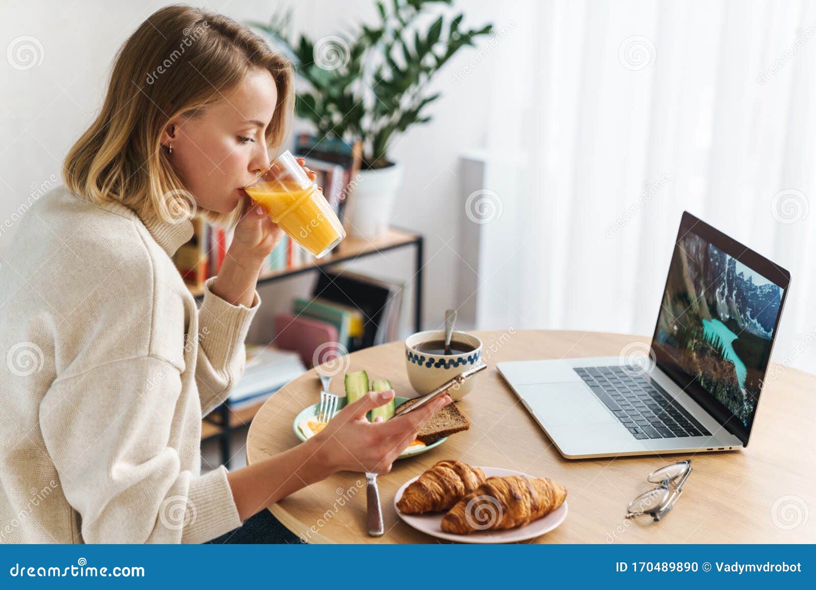 Expresa tu momento " in situ " con una imagen - Página 5 Photo-smiling-woman-using-laptop-cellphone-having-breakfast-photo-smiling-blonde-woman-using-laptop-cellphone-170489890