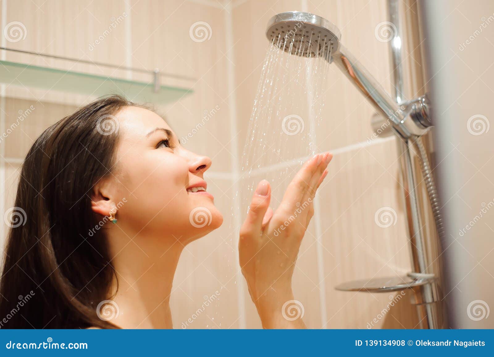 Девушка расслабляется с душем