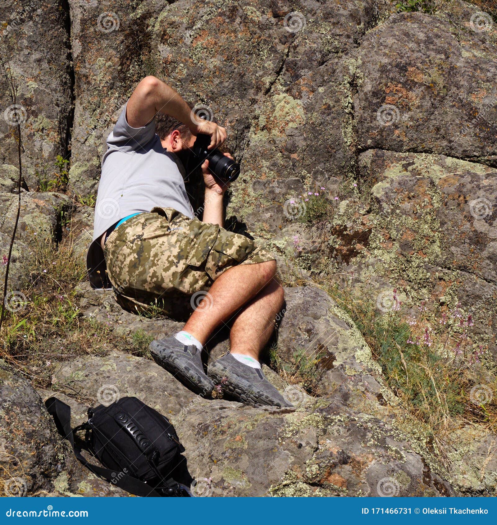  Photographer  Naturalist  Photographs Among The Rocks 