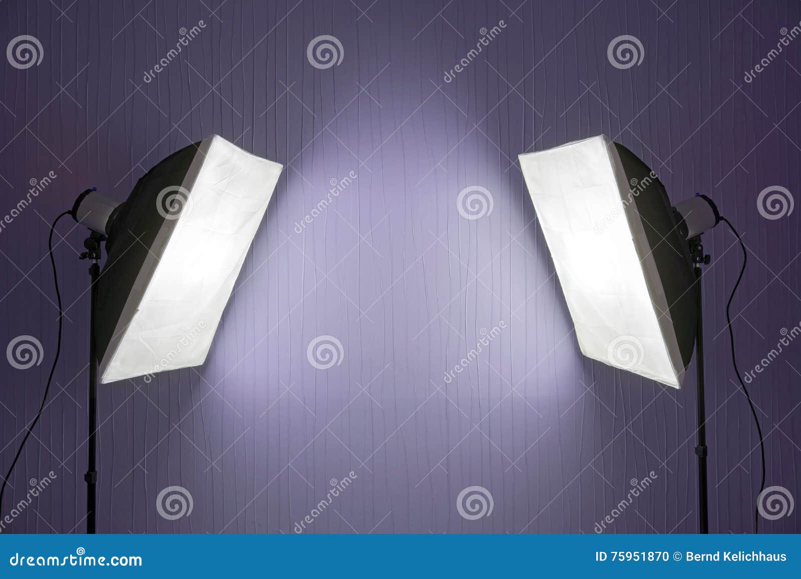 Photographische Beleuchtung - Zwei Studio-Lichter Mit Weichen Kästen Auf  Stativen Stockfoto - Bild von schwarzes, mode: 75951870