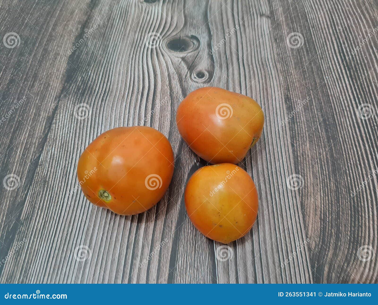 photos of a fresh red tomatoes 